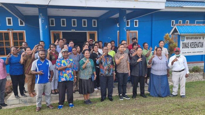 Petugas kesehatan melayani masyarakat